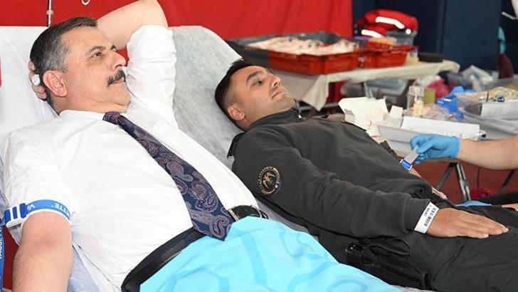 Öğrenci polisler kan ve kök hücre bağışladı