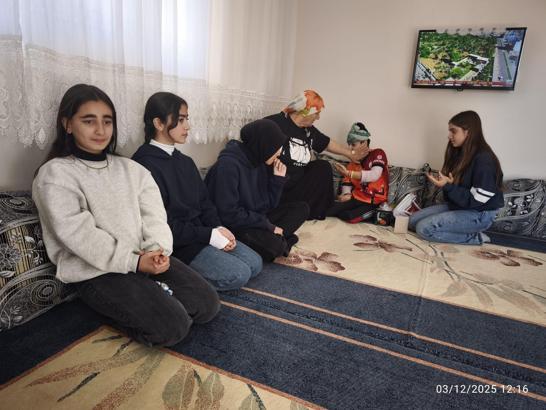 Mardin’de öğrencilerden engelli akranlarına ev ziyareti