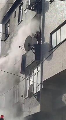 İstanbul - Gaziosmanpaşa'da 4 katlı binada yangın: 3 kişi dumandan etkilendi