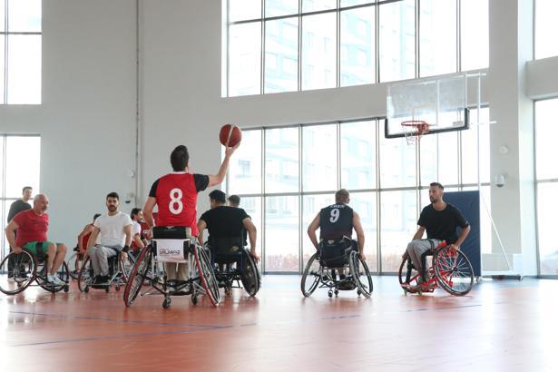 Fizik tedavi hastalarıyla doktorlar basketbol maçı yaptı