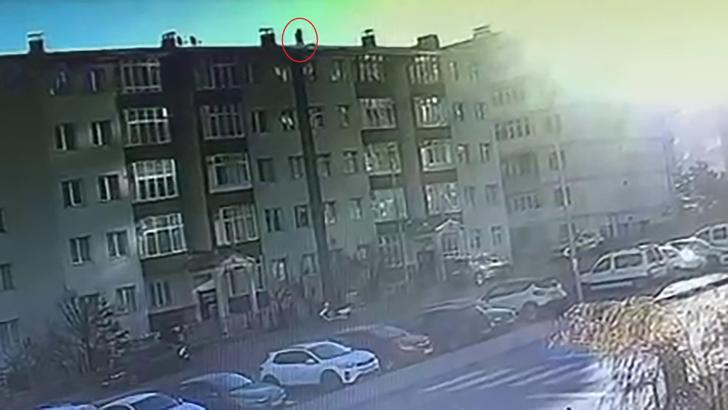 Tamir ettiği bacayı kontrol ederken çatıdan düşüp öldü; o anlar kamerada