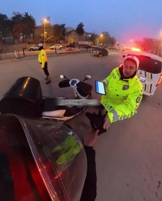 Trafik polisi, soğuktan elleri titreyen kuryeye eldivenlerini verdi