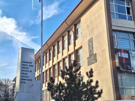 Öğrencilerin alay ettiği öğretmene velilerden destek