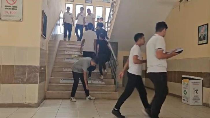 Bilinçli olarak koridora bırakılan pet şişeyi alıp çöpe atan öğrenciye ödül