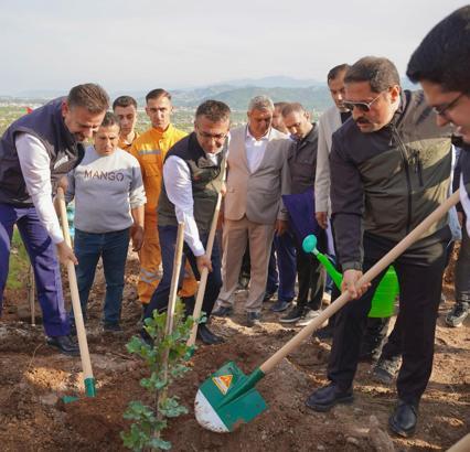 Arsuz’da deprem şehitleri hatıra ormanına 5 bin fidan dikildi
