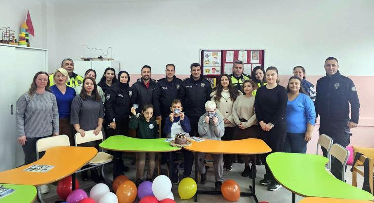 Şarköy'de polisten özel çocuklara hediye