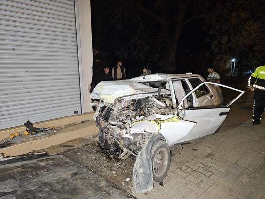 Çocuk sürücünün kullandığı otomobil, kamyonetle çarpıştıktan sonra evin duvarına vurdu: 1 ölü, 1 yaralı
