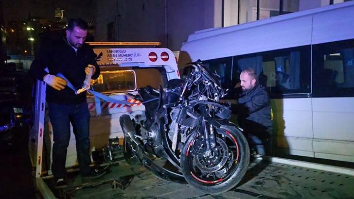 Ataşehir'de motosiklet ile yolcu servisi çarpıştı: 2'si ağır 3 yaralı