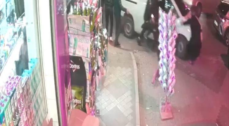 İstanbul - Küçükçekmece'de bekçilerin 'dur' ihtarına uymayan sürücü aracıyla kaçarken kadına çarptı; kaza kamerada