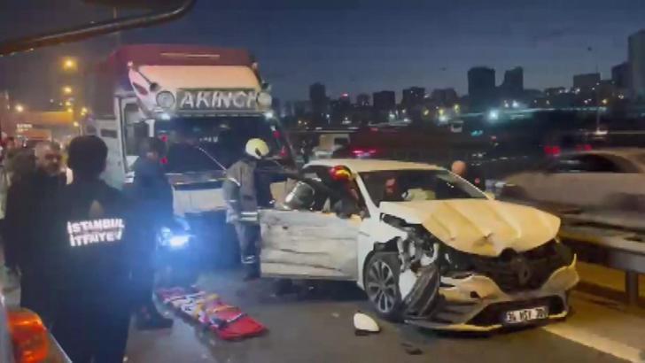 İstanbul- Bağcılar TEM Otoyolu'nda zincirleme kaza; trafik yoğunluğu oluştu -1