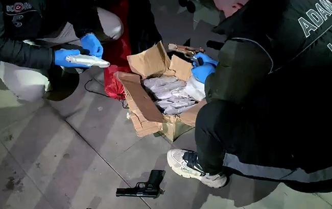 Bagajdan suç örgütlerine satılacak 53 ruhsatsız tabanca çıktı