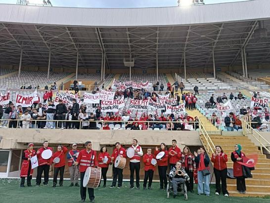 Kızılay etkinliğinde eski futbolcu ve yöneticiler sahaya çıktı