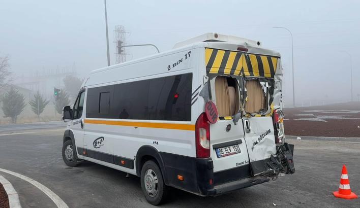 TIR, öğrenci servis minibüsüne çarptı; 20 yaralı