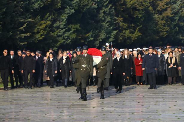 Bakan Göktaş, kadınlarla Anıtkabir'i ziyaret etti