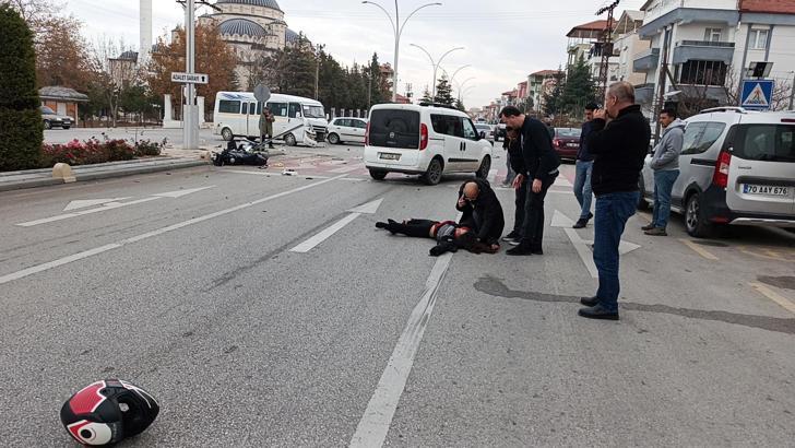 Servis minibüsüyle çarpışan motosikletin sürücüsü ağır yaralandı