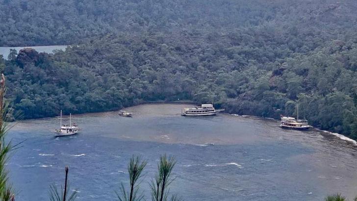 Marmaris'te fırtınada 3 gezi teknesi karaya oturdu