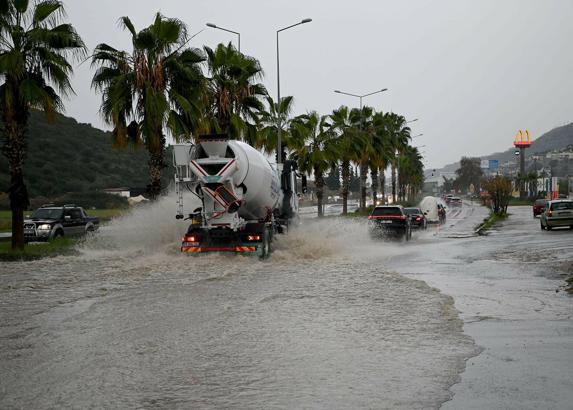 Kuşadası'nda sağanak yaşamı olumsuz etkiledi