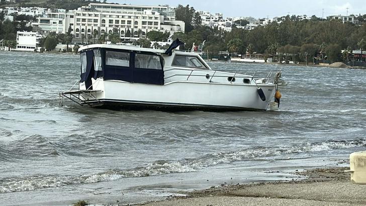 Bodrum'da sağanak; cadde ve sokaklar göle döndü, araçlar yolda kaldı (2)