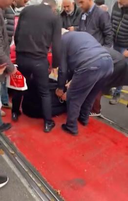 Tramvayın çarptığı yaya yaralandı