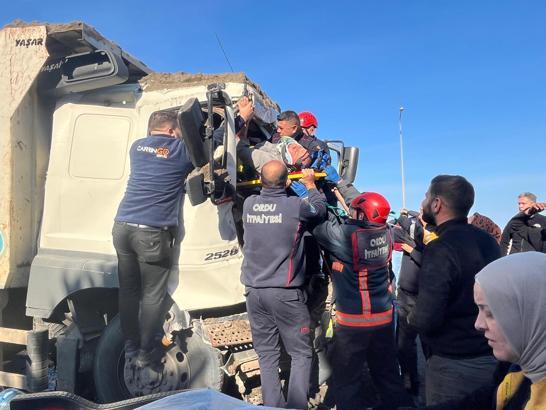 TIR’a arkadan çarpan kamyonda sıkışan sürücüyü itfaiyeciler kurtardı