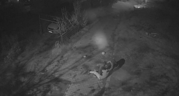 Motosikletli şüpheliler altın dolu çantayı gasbetti; o anlar kamerada