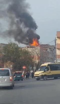İstanbul- Küçükçekmece'de 5 katlı binanın çatısında çıkan yangın söndürüldü