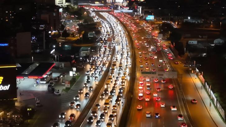 İstanbul- İstanbul'da trafik yoğunluğu yüzde 90'a ulaştı