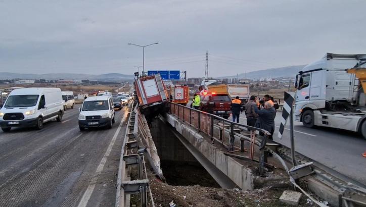 Lastiği patlayan itfaiye aracı, iki köprü arasına sıkıştı; 3 yaralı