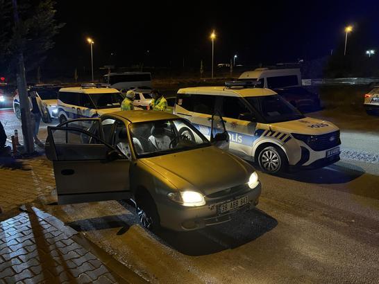 Kayseri’de ‘dur’ ihtarına uymayıp, polise çarpan otomobilin sürücüsü ve 3 arkadaşı yakalandı