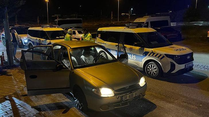 Kayseri’de ‘dur’ ihtarına uymayıp, polise çarpan otomobilin sürücüsü ve 3 arkadaşı yakalandı
