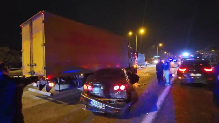 İstanbul - Sultanbeyli TEM Otoyolu’nda cipe çarpıp kaçan otomobil sürücüsü zincirleme kazaya neden oldu: 2 yaralı
