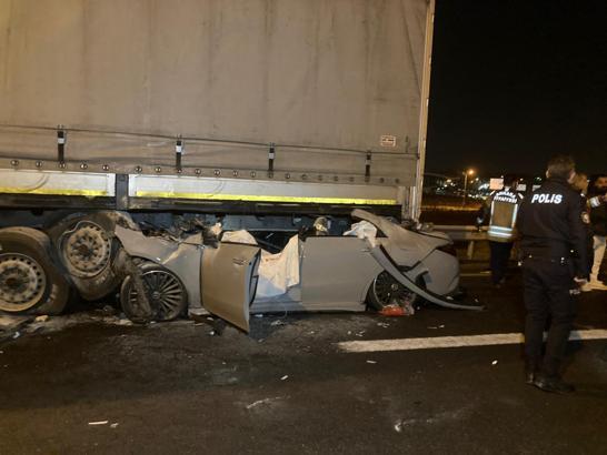 Ankara'da otomobil, TIR'a arkadan çarptı: 2 ölü, 1 yaralı