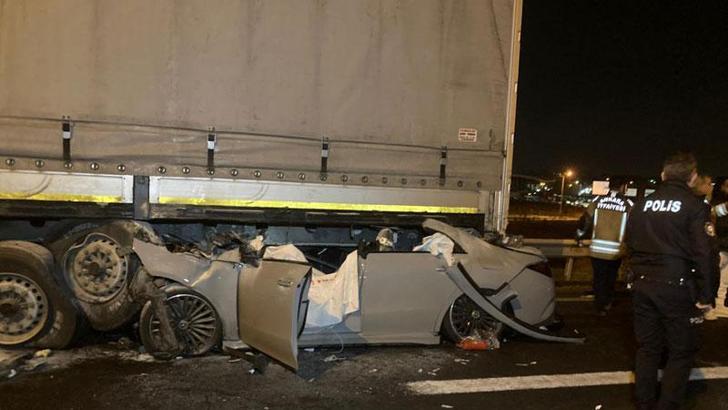 Ankara'da otomobil, TIR'a arkadan çarptı: 2 ölü, 1 yaralı