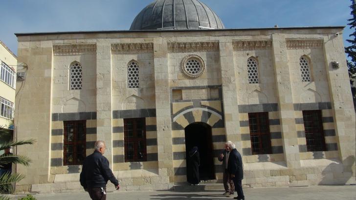 Restorasyonu tamamlanan 500 yıllık camide ibadet sürüyor