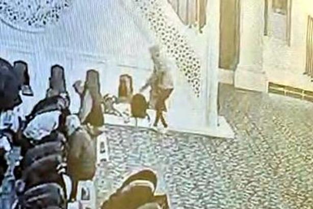 İstanbul - Avcılar’da camide namaz kılanların çantalarını çalan şüpheli kamerada
