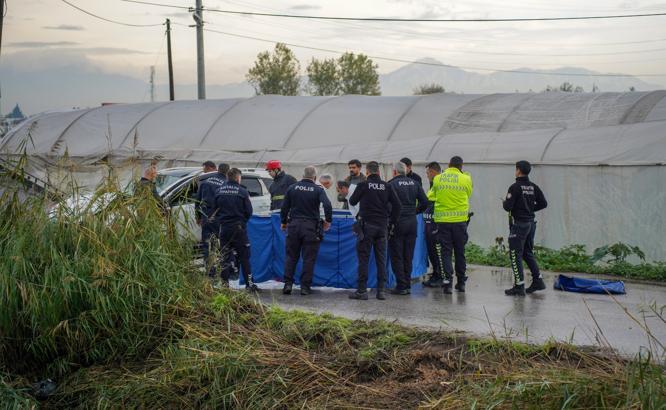 Kanala uçan cipte ölen eşinin cenazesinin çıkarılmasını gözyaşlarıyla izledi / Ek fotoğraflar
