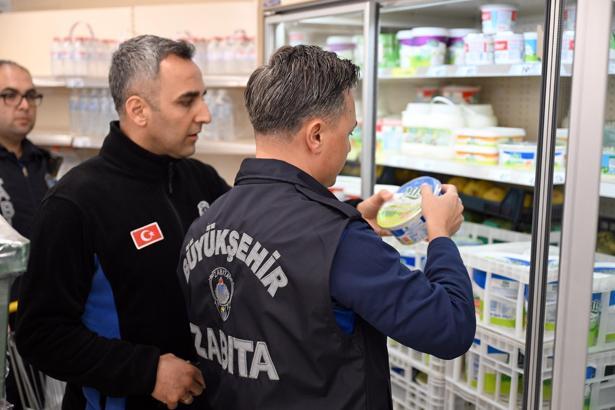 Büyükşehir zabıtası, etiket ve son kullanma tarihi denetimi yaptı