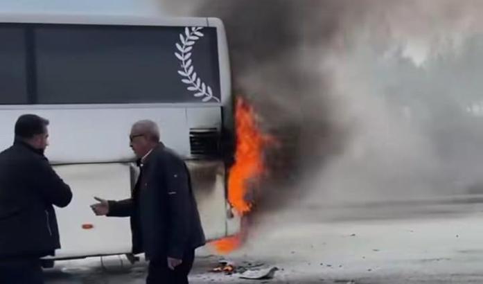 Seyir halindeki otobüste yangın çıktı, yolcular tahliye edildi