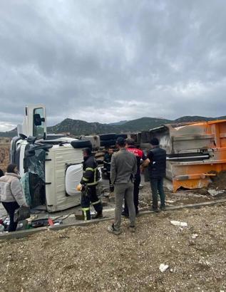 Kamyon sürücüsü yaralandı