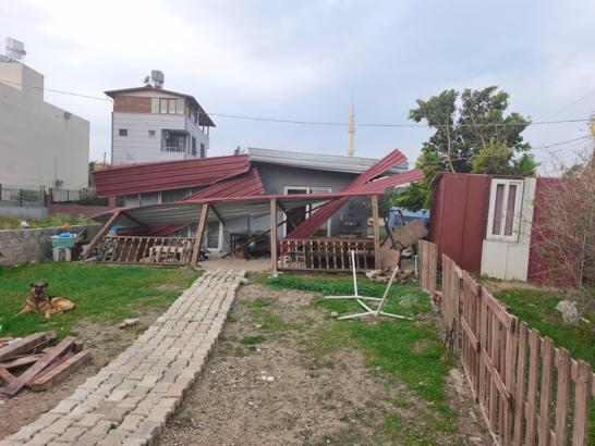 Hatay'da kuvvetli rüzgar çatıları uçurdu