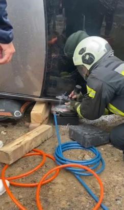 Takla atan otomobilde sıkışan 2 yaralıyı itfaiye kurtardı