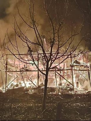 Evde çıkan, okul lojmanına sıçradı