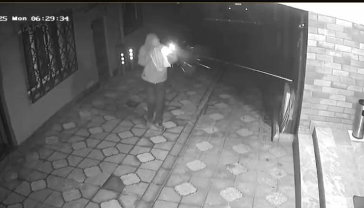 İstanbul - Kağıthane'de dürümcüye 'İntikam saldırısı' düzenleyen şüphelinin evinin kurşunlandığı anlar kamerada