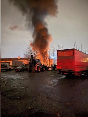 İstabul - Gaziosmanpaşa'da otoparkta yangın: 14 araç zarar gördü