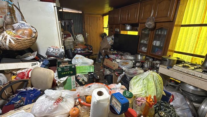 Trabzon'da 3 evden tonlarca çöp çıktı