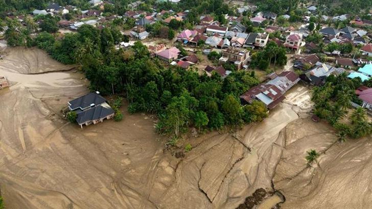 Endonezya’da şiddetli yağışların yol açtığı afetlerde hayatını kaybedenlerin sayısı 914’e yükseldi