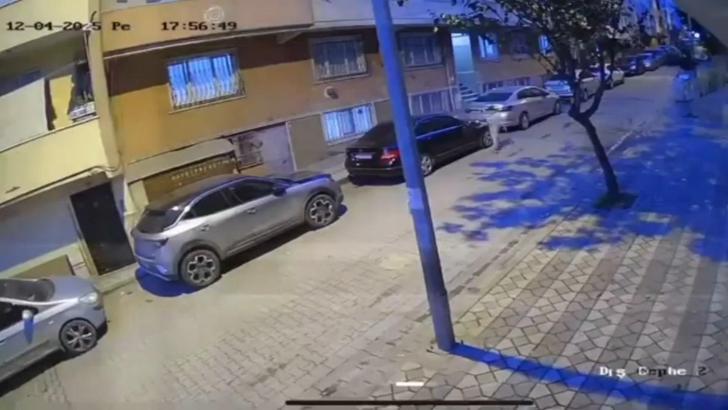 İstanbul- Sultangazi’de bir çocuk park halindeki araçlara zarar verdi