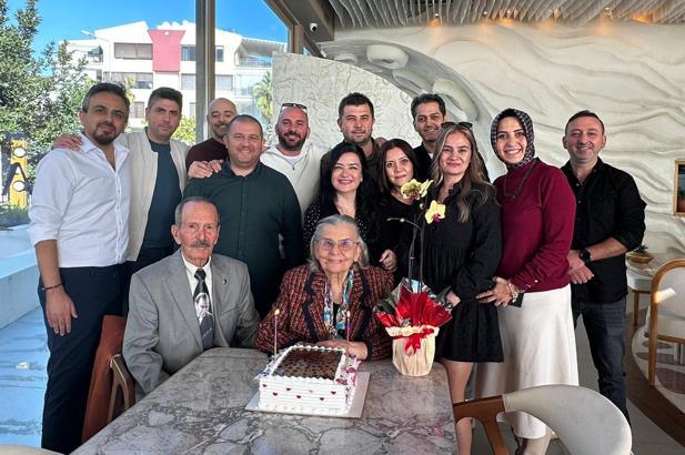 28 yıl sonra buluşup, öğretmenlerine sürpriz yaptılar