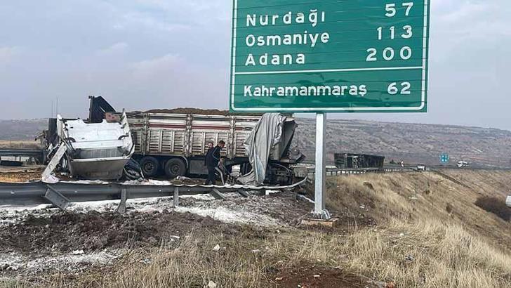 Gaziantep’te zincirleme kazaya karışan 3 TIR alev aldı; otoyol trafiğe kapandı