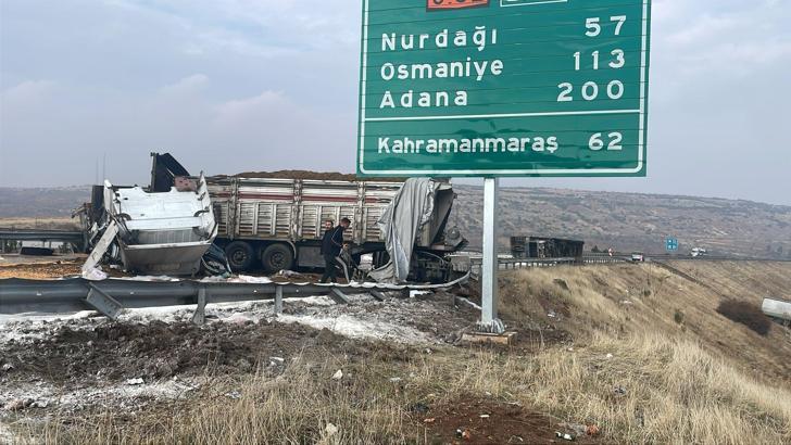 Gaziantep’te zincirleme kazaya karışan 3 TIR alev aldı; otoyol trafiğe kapandı